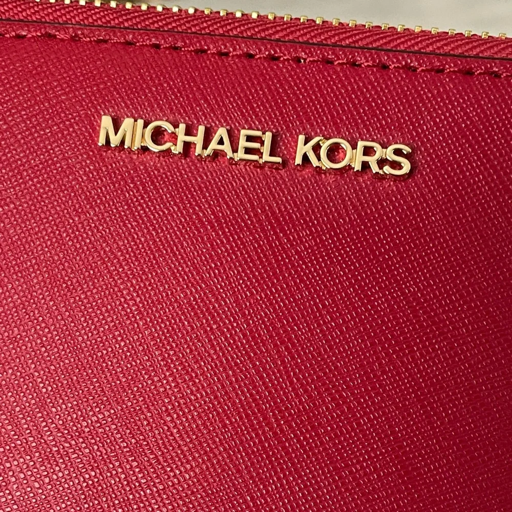 NWT Michael Kors Scarlet Wristlet Saffiano Large Zip Wallet